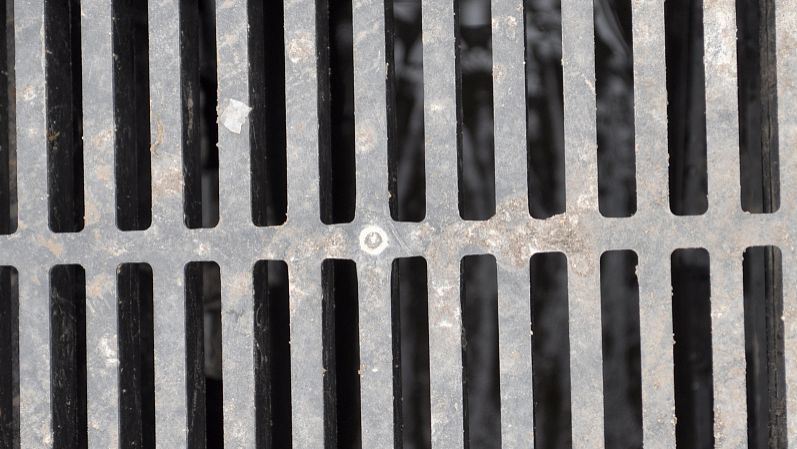 成品排水溝水會把泥土衝刷上路麵