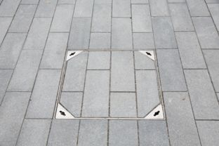 不鏽鋼井蓋解決人行道管理問題