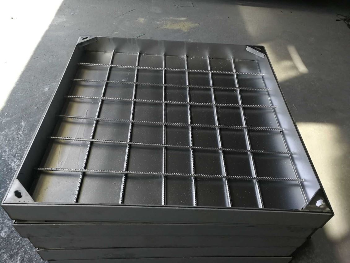 不鏽鋼井蓋與傳統鑄鐵井蓋對比